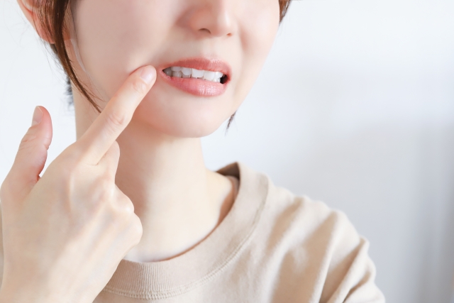 茶色の歯はむし歯？原因や歯を白く保つ方法を解説します