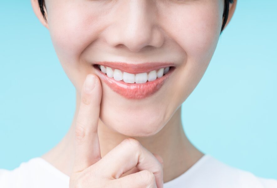 入れ歯を入れると唾液が減少する？原因や入れ歯への影響、対処法を解説