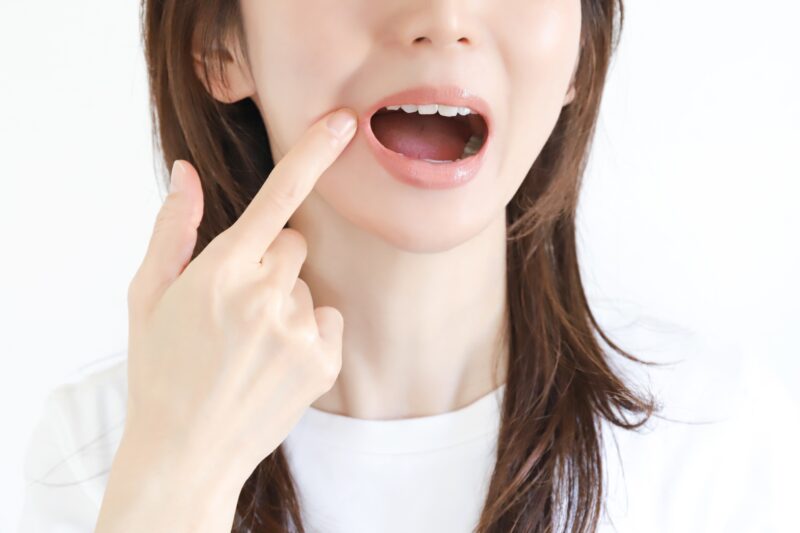口を開けた女性