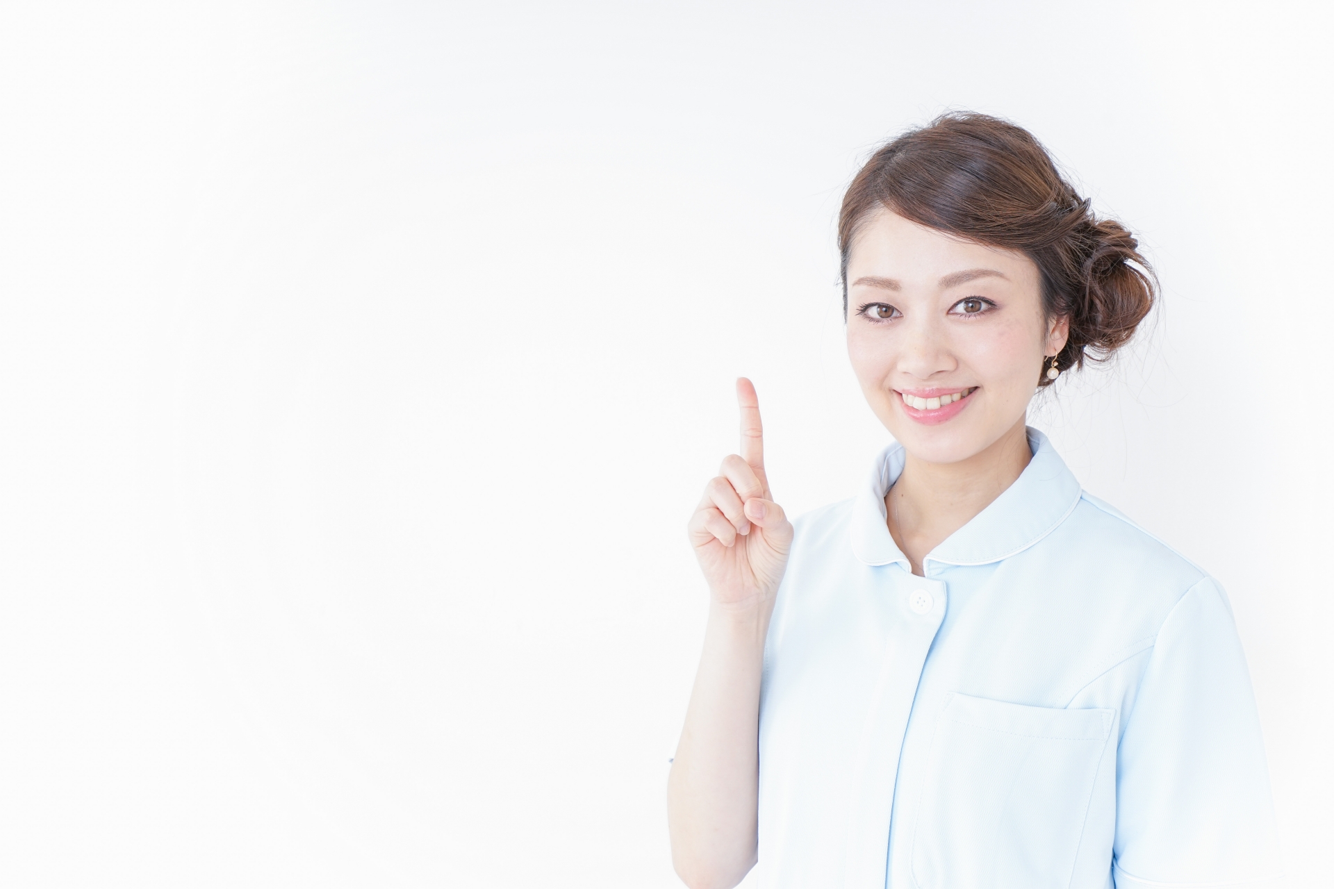 指を立てる歯科助手