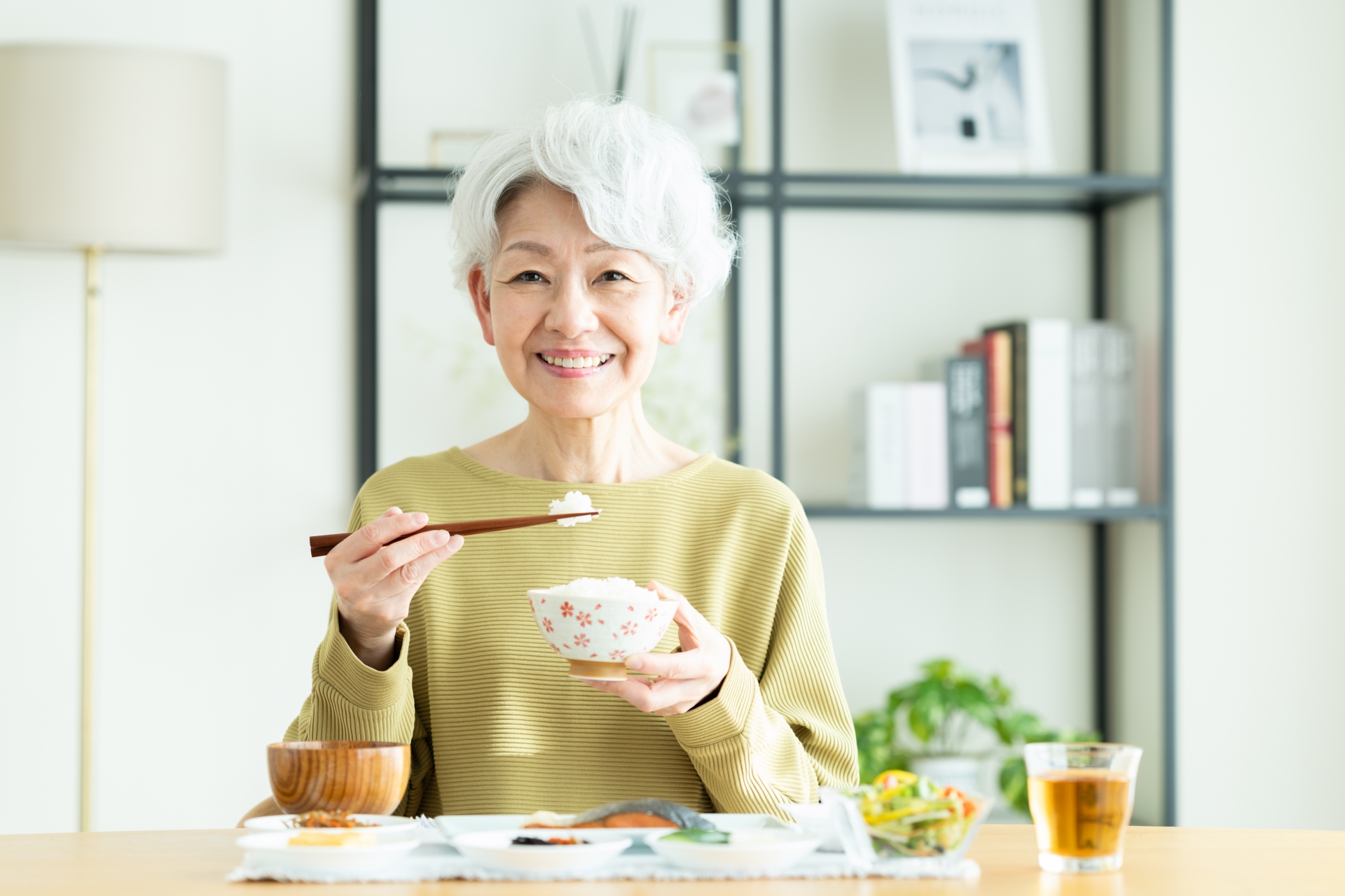 食事をする女性