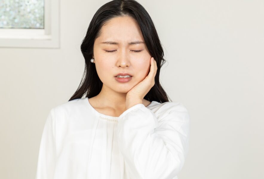 歯茎がしみる原因とは？歯茎がしみたときの対処方法や日常ケアを解説