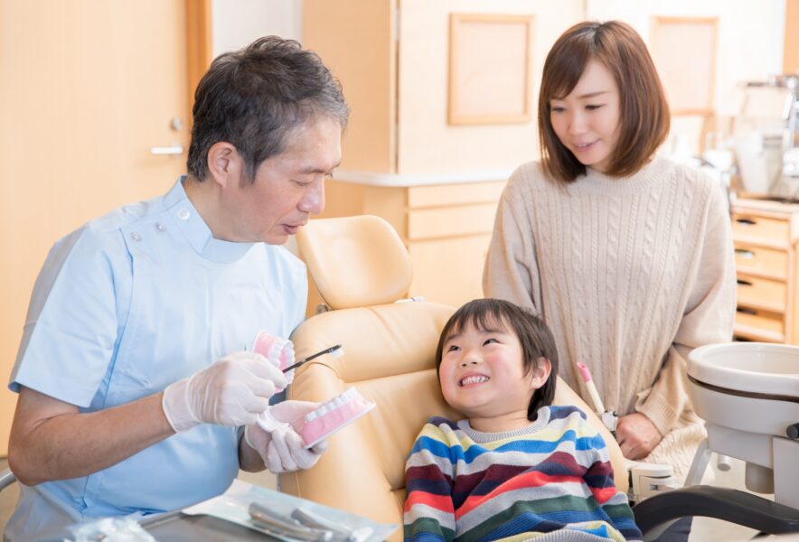 フッ素塗布はいつから始めるべき？適切なタイミングやメリット、頻度、自宅で行う方法を解説