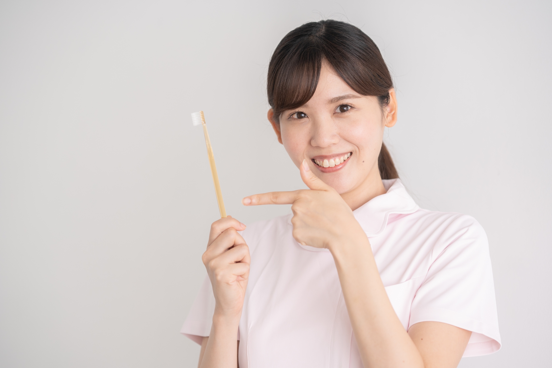 歯ブラシを持つ女性
