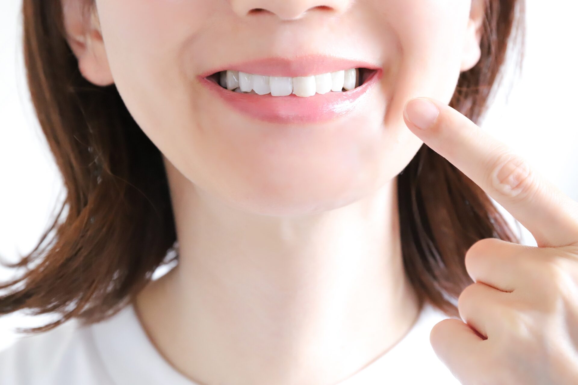 白い歯を見せる女性