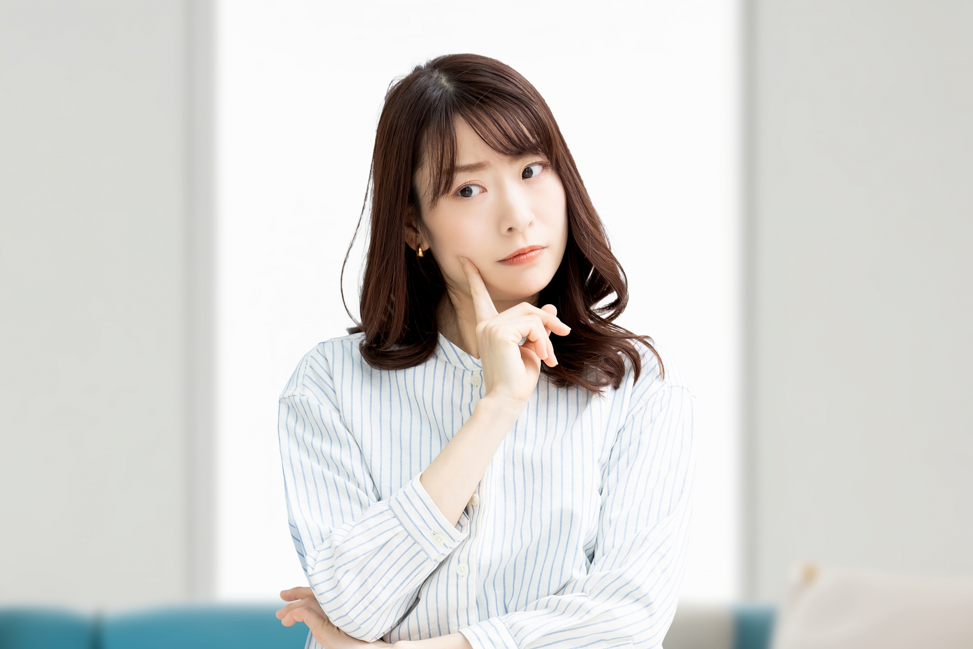 考えごとをする女性
