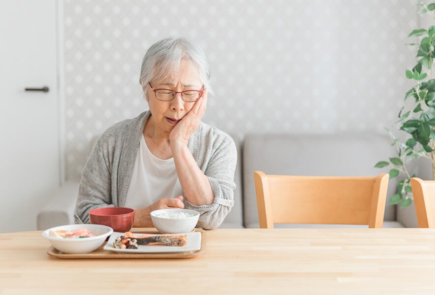 熱いものを食べると歯がしみる｜考えられる原因や対処法、治療法を解説