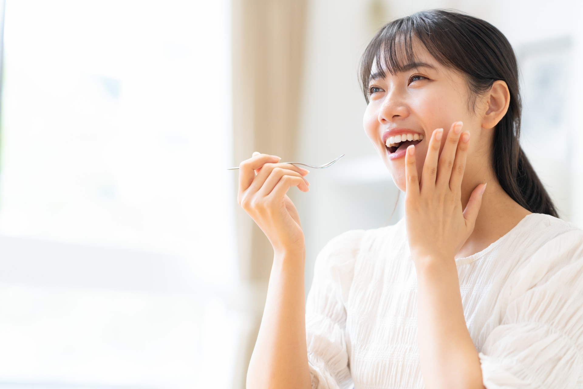 食事をする女性
