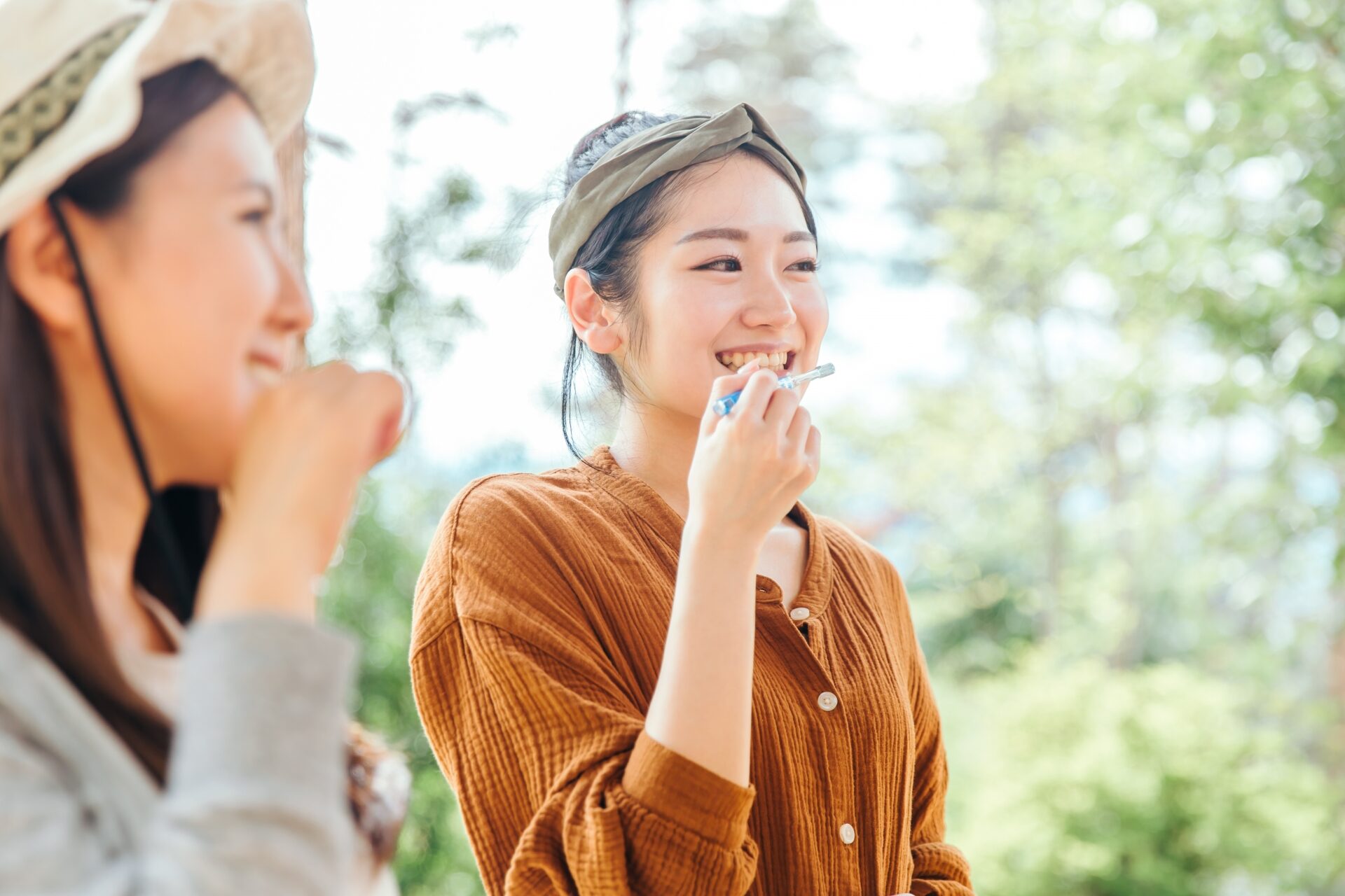 歯磨き中の女性