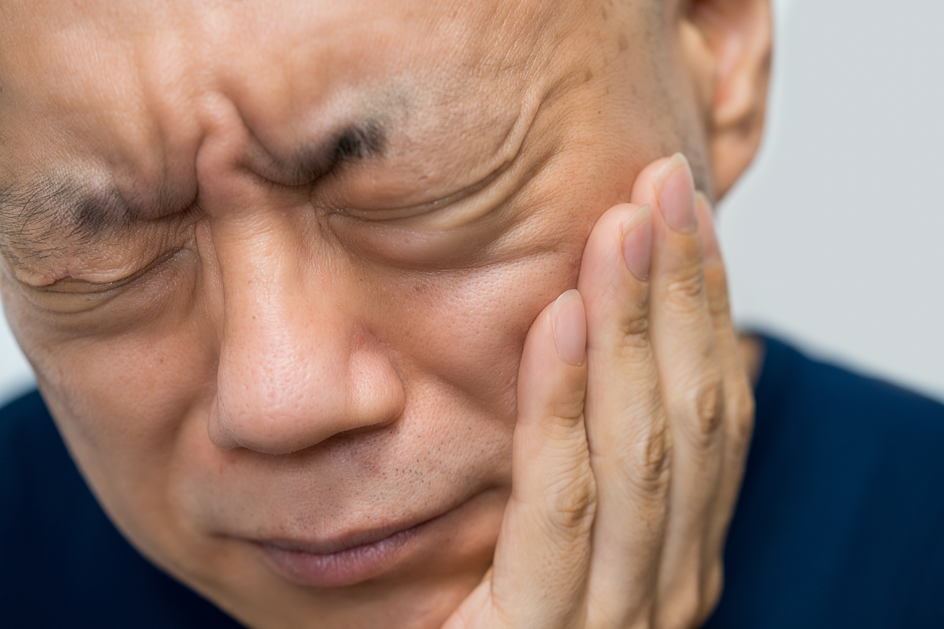歯が痛い男性