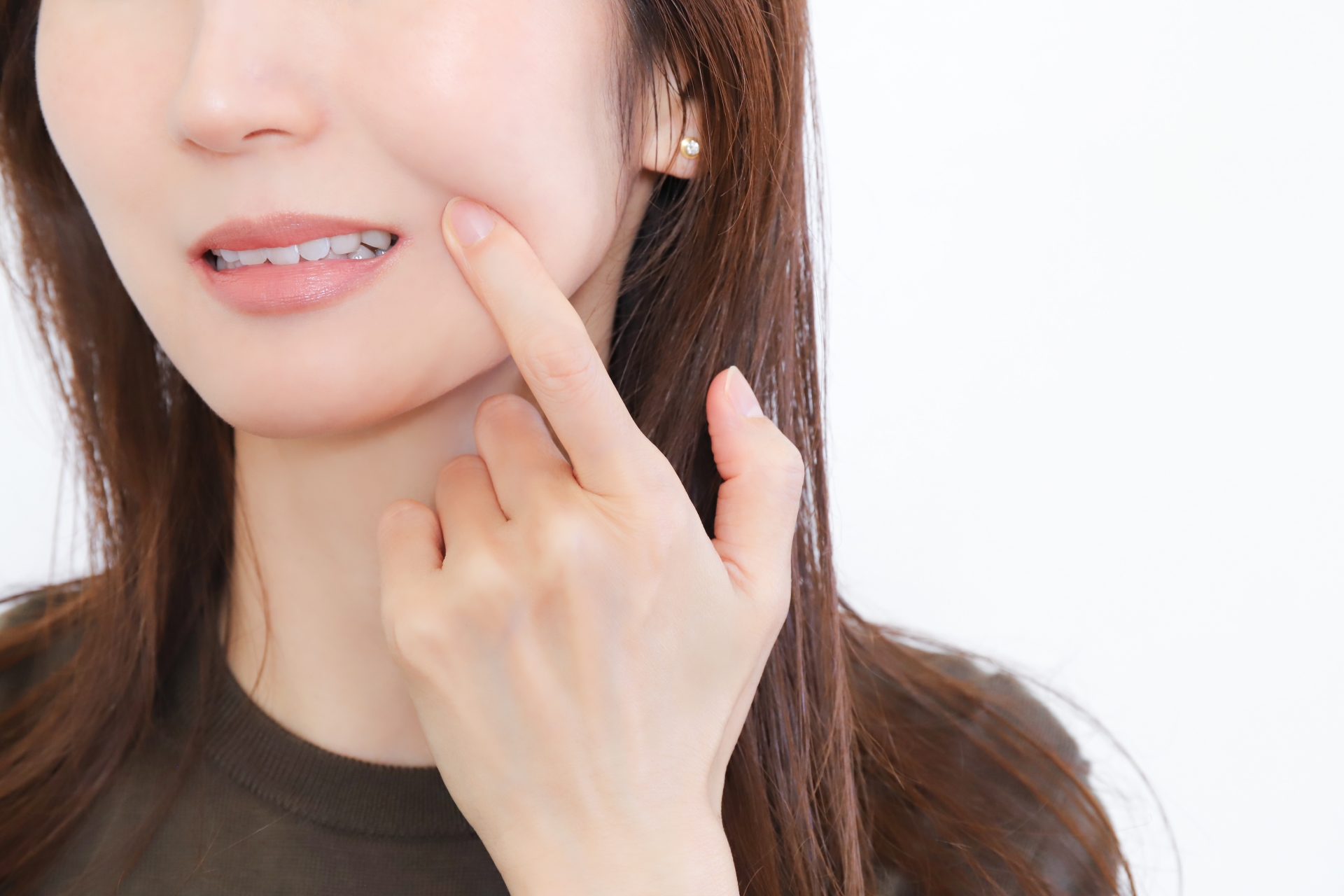 歯の痛みが気になる女性
