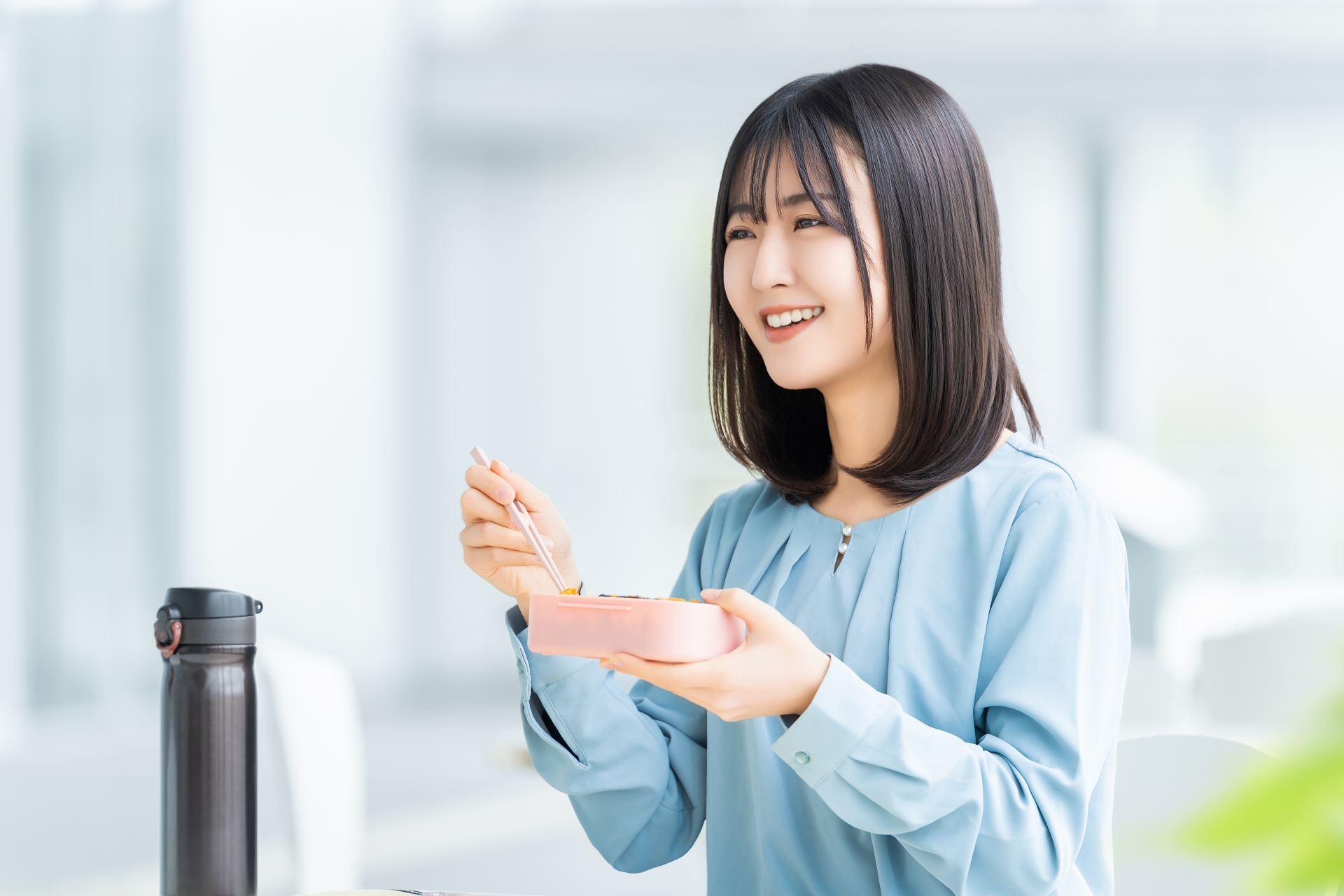 食事をする女性
