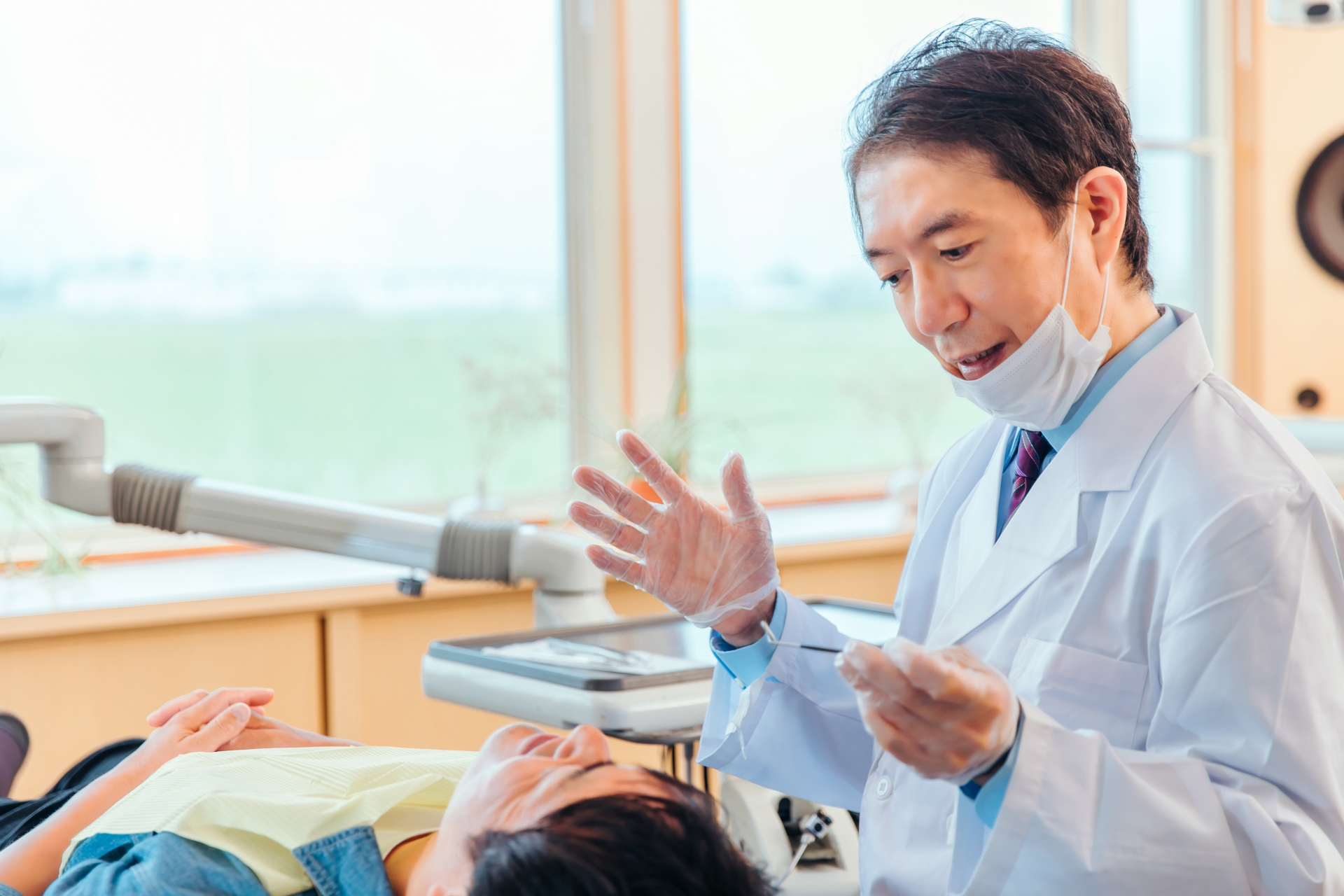 治療内容を説明する歯科医師