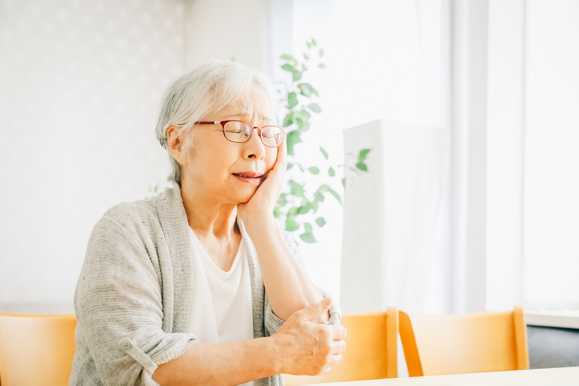 頬を抑える女性