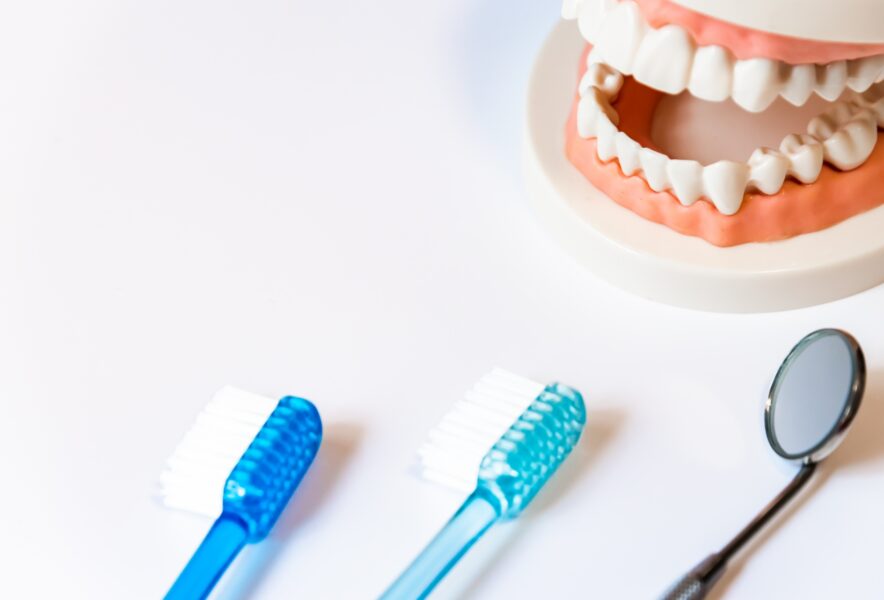 セラミックの歯の磨き方は普通の歯と同じで大丈夫？正しい磨き方や注意点、長持ちさせるポイントを解説